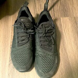 Black Nike 270s size 9.5W